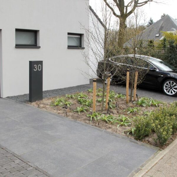 90x90 cm 3CM Bluestone Black Driveway Pavers in Private Residence