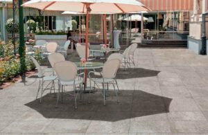 Outdoor Dining Courtyard with Fusa White 30x60 cm and 60x60 cm Porcelain Pavers