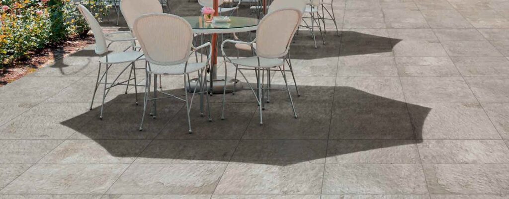 Outdoor Dining Courtyard with Fusa White 30x60 cm and 60x60 cm Porcelain Pavers Feature Image